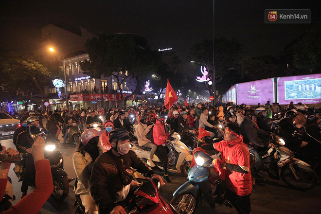 Người hâm mộ tràn xuống đường, hò reo vui sướng trước chiến thắng nghẹt thở của đội tuyển Việt Nam sau loạt sút luân lưu-9