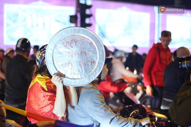 Người hâm mộ tràn xuống đường, hò reo vui sướng trước chiến thắng nghẹt thở của đội tuyển Việt Nam sau loạt sút luân lưu-10