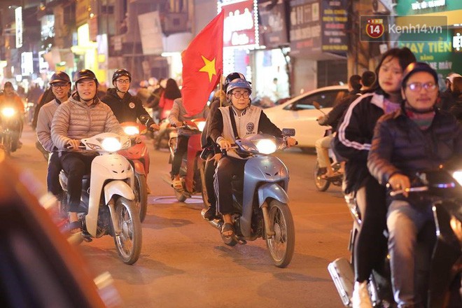 Người hâm mộ tràn xuống đường, hò reo vui sướng trước chiến thắng nghẹt thở của đội tuyển Việt Nam sau loạt sút luân lưu-4