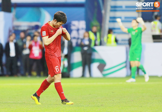 Xuân Trường lặng lẽ hôn cờ tổ quốc trên ngực áo khi các đồng đội ăn mừng chiến thắng lịch sử-5