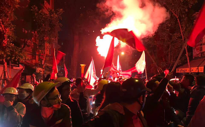 Đường Hà Nội tắc nghẽn, tuyển Việt Nam đã có 6 tỷ đồng tiền thưởng nóng sau chiến thắng nghẹt thở với Jordan-1