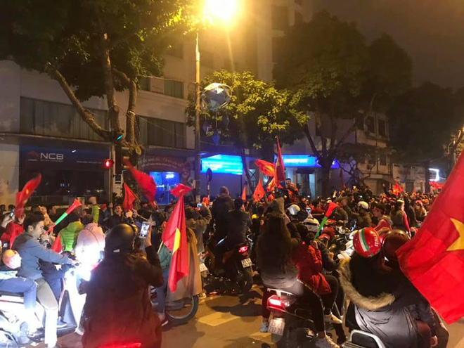 Đường Hà Nội tắc nghẽn, tuyển Việt Nam đã có 6 tỷ đồng tiền thưởng nóng sau chiến thắng nghẹt thở với Jordan-4