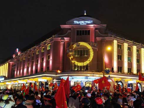 Ô tô tông trúng 2 người đang mua hàng trên phố Hà Nội-2