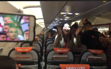 Khoảnh khắc đáng yêu nhất hôm qua: Máy bay đến nơi nhưng khách không ai vội xuống vì... nán lại xem bóng đá-2