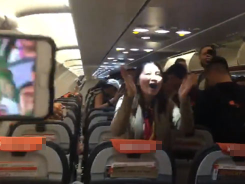 Xuân Trường an ủi Minh Vương: Anh chỉ làm trận đấu thêm kịch tính thôi mà-2