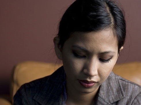 Sinh con thứ 2, tôi bật khóc khi thấy dáng ngủ của con trai đầu bên ngoài phòng ngủ