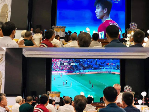 Vừa lái xe vừa dùng điện thoại xem Việt Nam đá, tài xế xe ôm khiến nhiều người lo lắng-2