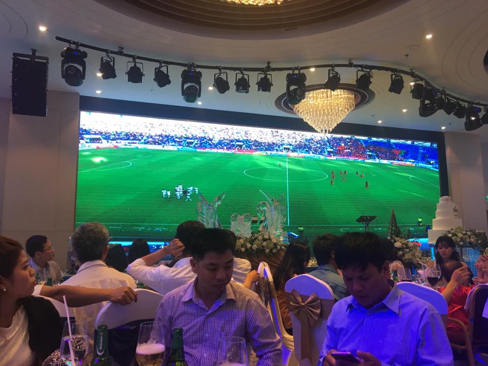Đám cưới biến thành SVĐ thu nhỏ, quan khách vừa dự tiệc vừa ăn mừng khi ĐT Việt Nam giành vé vào tứ kết-2
