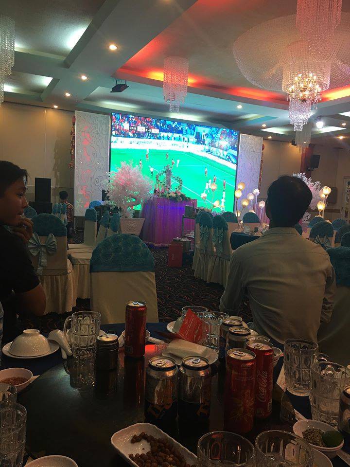 Đám cưới biến thành SVĐ thu nhỏ, quan khách vừa dự tiệc vừa ăn mừng khi ĐT Việt Nam giành vé vào tứ kết-3