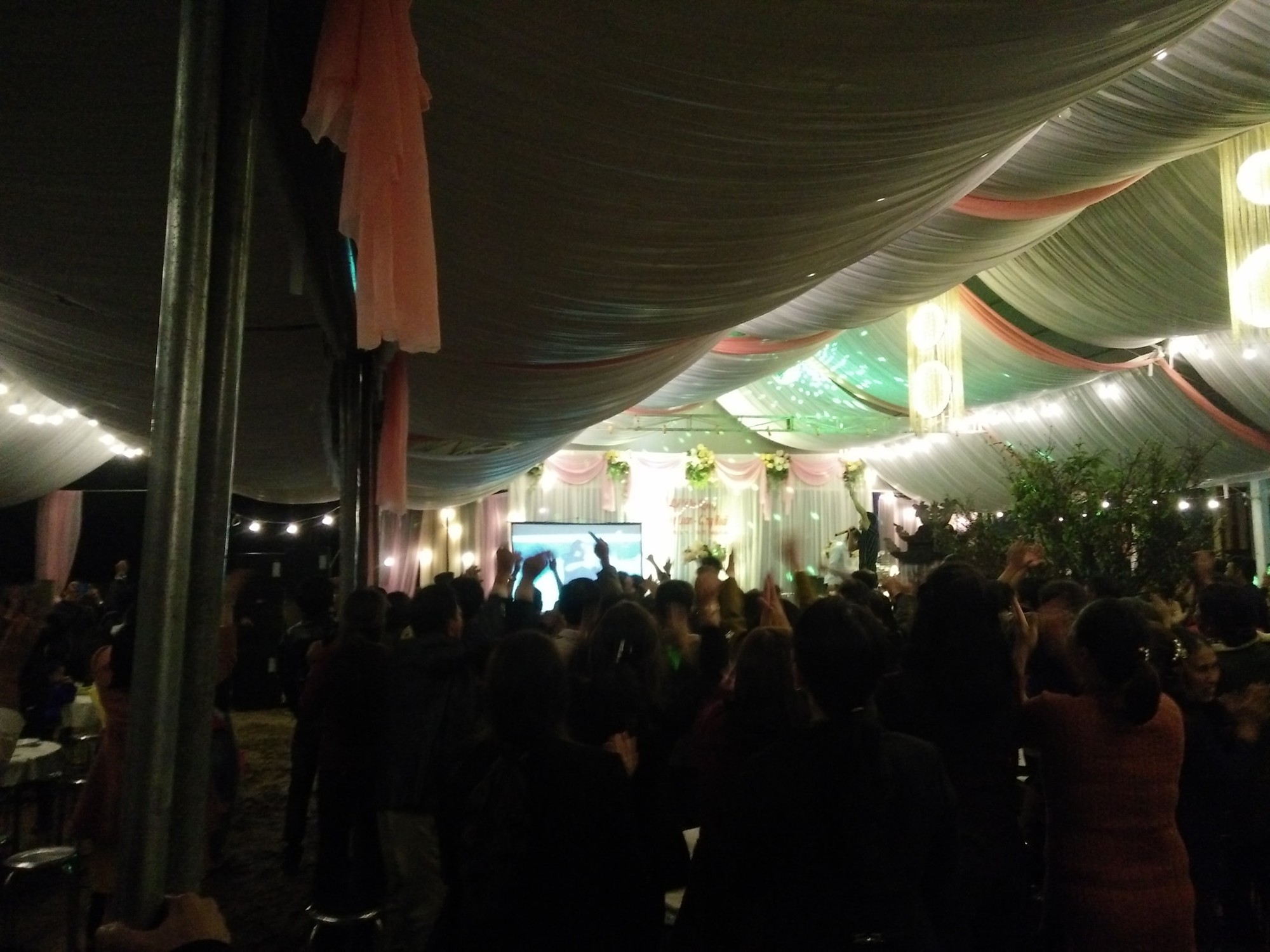 Đám cưới biến thành SVĐ thu nhỏ, quan khách vừa dự tiệc vừa ăn mừng khi ĐT Việt Nam giành vé vào tứ kết-6