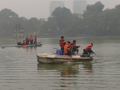 Thanh niên cao to, đẹp trai bất ngờ nhảy xuống hồ Hoàn Kiếm giữa trời rét