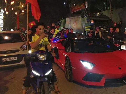 Việt Nam chiến thắng: Lamborghini chở Tuấn Hưng cùng vợ đỏ rực trên phố