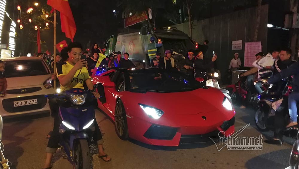 Việt Nam chiến thắng: Lamborghini chở Tuấn Hưng cùng vợ đỏ rực trên phố-1