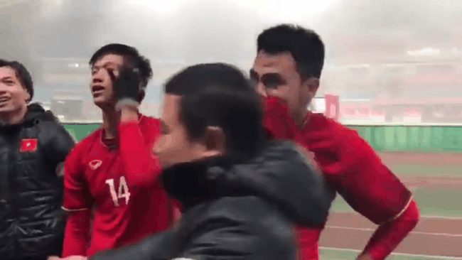 Ngồi ghế dự bị, khóc ngay trên sân bóng nhưng Đức Huy thực sự là cầu thủ may mắn nhất tuyển Việt Nam tối qua-2