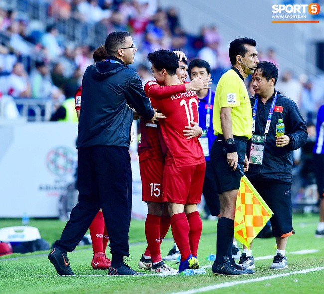 Ngồi ghế dự bị, khóc ngay trên sân bóng nhưng Đức Huy thực sự là cầu thủ may mắn nhất tuyển Việt Nam tối qua-3