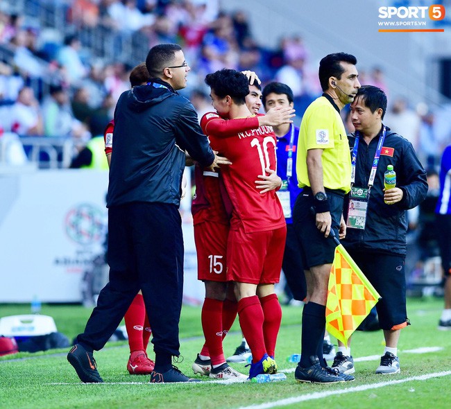 Ngồi ghế dự bị, khóc ngay trên sân bóng nhưng Đức Huy thực sự là cầu thủ may mắn nhất tuyển Việt Nam tối qua-3