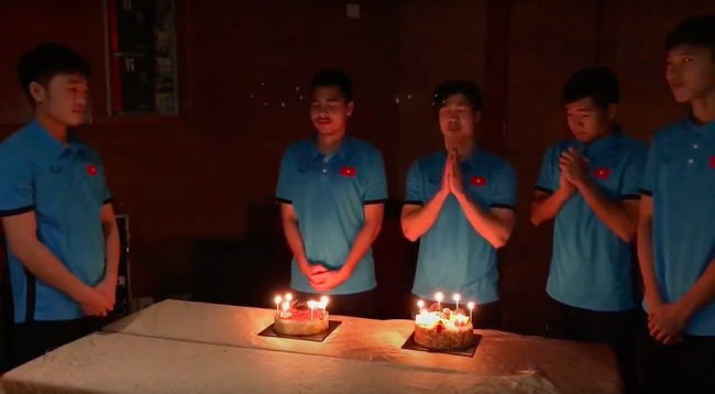 Ngồi ghế dự bị, khóc ngay trên sân bóng nhưng Đức Huy thực sự là cầu thủ may mắn nhất tuyển Việt Nam tối qua-4