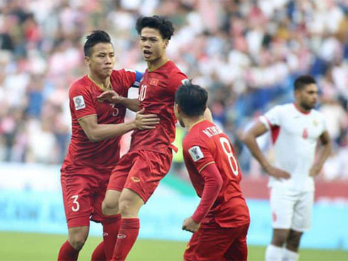 Cô gái xinh đẹp quỳ gối lau nước mắt cho cầu thủ Jordan - bức ảnh đang chiếm spotlight mạng xã hội-10