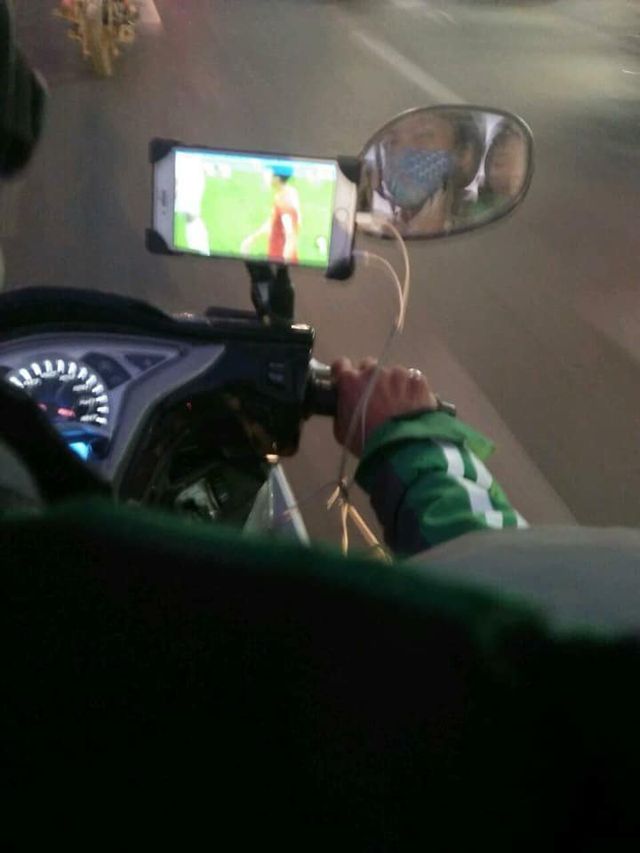 Dân mạng chế ảnh hài hước sau chiến thắng nghẹt thở của tuyển Việt Nam-2