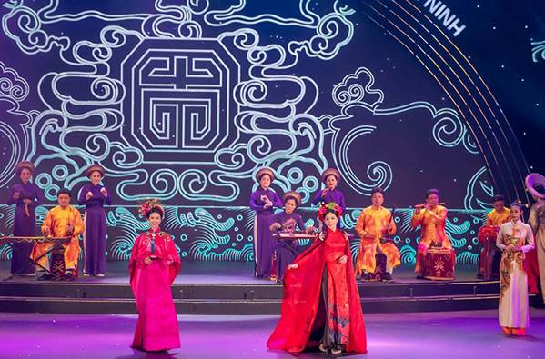 Hoa hậu Tiểu Vy mặc áo dài cung đình, đọ sắc Á hậu Phương Nga-Thuý An-10