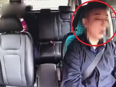 Clip: Tài xế ngủ gật, taxi đấu đầu xe tải thảm khốc