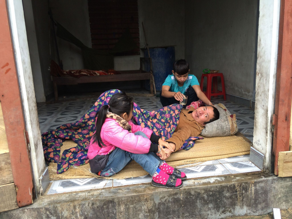 Xót xa cảnh cha bệnh nằm liệt giường, mẹ bỏ đi khiến 2 con nguy cơ thất học-1