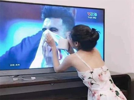 Cô gái xinh đẹp quỳ gối lau nước mắt cho cầu thủ Jordan - bức ảnh đang chiếm spotlight mạng xã hội