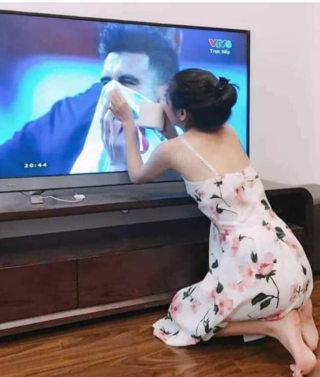 Cô gái xinh đẹp quỳ gối lau nước mắt cho cầu thủ Jordan - bức ảnh đang chiếm spotlight mạng xã hội-1