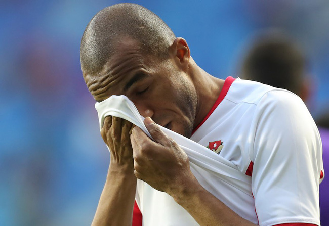 Cô gái xinh đẹp quỳ gối lau nước mắt cho cầu thủ Jordan - bức ảnh đang chiếm spotlight mạng xã hội-5