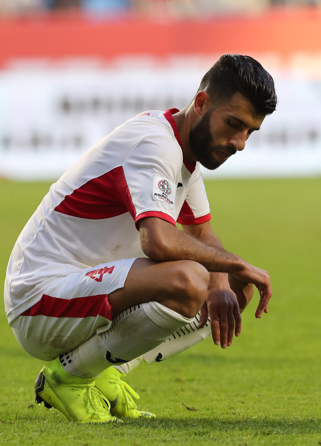 Cô gái xinh đẹp quỳ gối lau nước mắt cho cầu thủ Jordan - bức ảnh đang chiếm spotlight mạng xã hội-6