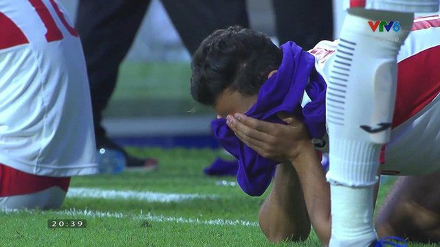 Cô gái xinh đẹp quỳ gối lau nước mắt cho cầu thủ Jordan - bức ảnh đang chiếm spotlight mạng xã hội-8