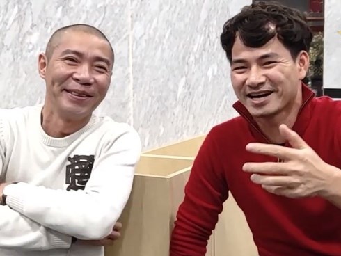 Taxi lạnh lùng xô đổ toàn bộ bàn tiệc dựng trên đường, mở lối đi-1