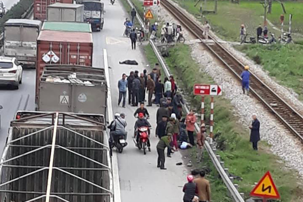 Xe tải đâm đoàn đi viếng nghĩa trang, 8 người chết-1