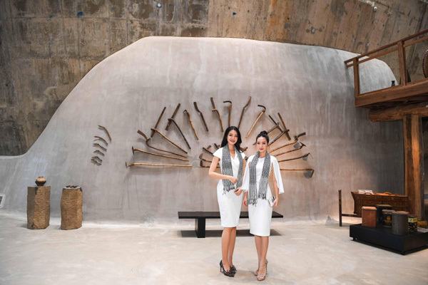 Thùy Dung, Hồng Tuyết tặng sách tại Bảo tàng Thế giới Cà phê-5