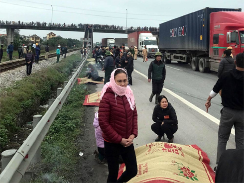 Vụ tai nạn Hải Dương: Buốt lòng cảnh người thân khóc ngất bên thi thể 8 nạn nhân trong chiều đông lạnh buốt-9