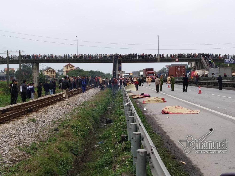 Xe tải đâm đoàn đi viếng nghĩa trang, 8 người chết-4