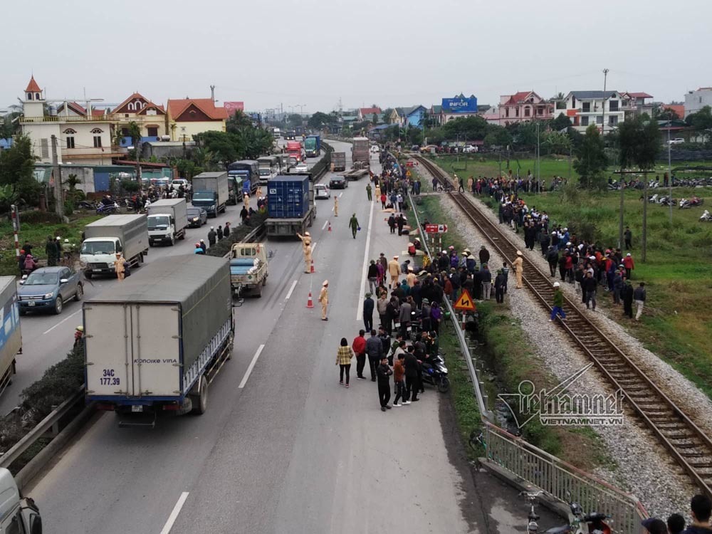 Xe tải đâm đoàn đi viếng nghĩa trang, 8 người chết-3