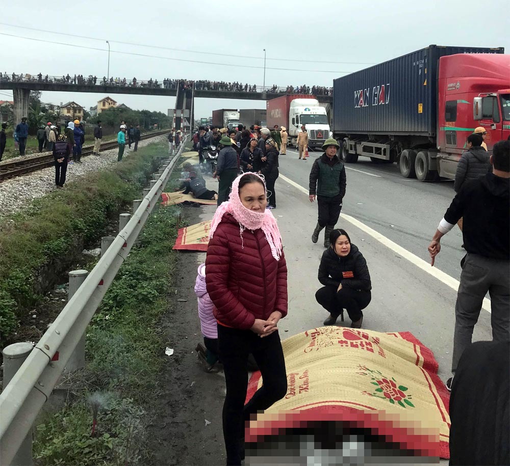 Xe tải đâm đoàn đi viếng nghĩa trang, 8 người chết-2