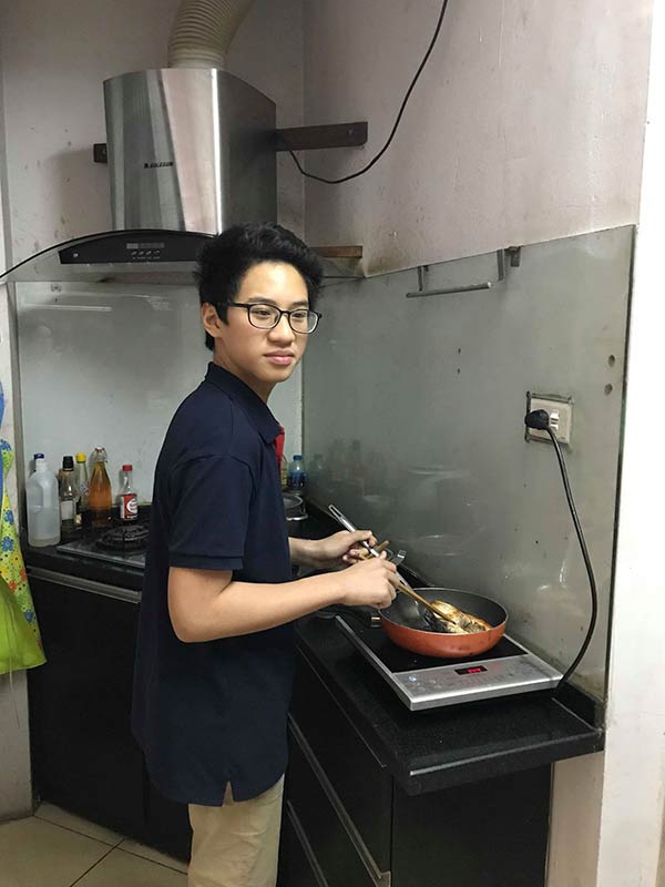 Thanh niên mới lớp 8 tự tay nấu trăm mâm cơm ngon, hội các chị gái đoảng” MXH choáng váng-2