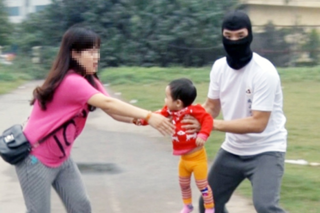 Sự thật về bé trai bị bắt cóc quấn nilon để bán sang Trung Quốc-1