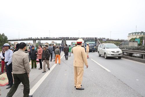 Vụ tai nạn Hải Dương: Buốt lòng cảnh người thân khóc ngất bên thi thể 8 nạn nhân trong chiều đông lạnh buốt-1