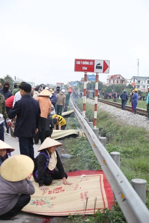 Vụ tai nạn Hải Dương: Buốt lòng cảnh người thân khóc ngất bên thi thể 8 nạn nhân trong chiều đông lạnh buốt-2
