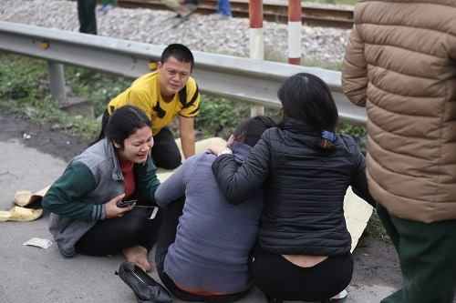 Vụ tai nạn Hải Dương: Buốt lòng cảnh người thân khóc ngất bên thi thể 8 nạn nhân trong chiều đông lạnh buốt-3