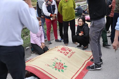 Vụ tai nạn Hải Dương: Buốt lòng cảnh người thân khóc ngất bên thi thể 8 nạn nhân trong chiều đông lạnh buốt-4