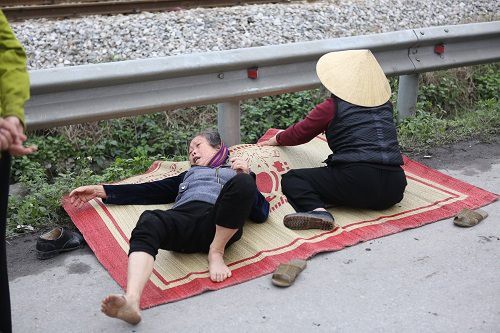 Vụ tai nạn Hải Dương: Buốt lòng cảnh người thân khóc ngất bên thi thể 8 nạn nhân trong chiều đông lạnh buốt-5