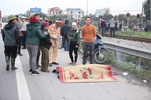 Vụ tai nạn Hải Dương: Buốt lòng cảnh người thân khóc ngất bên thi thể 8 nạn nhân trong chiều đông lạnh buốt-6