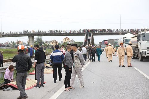 Vụ tai nạn Hải Dương: Buốt lòng cảnh người thân khóc ngất bên thi thể 8 nạn nhân trong chiều đông lạnh buốt-8
