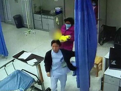 Sáng ra ngủ dậy thấy con 3 tháng tuổi đã chết, cha mẹ kinh hoàng khi biết được nguyên nhân thật sự đằng sau