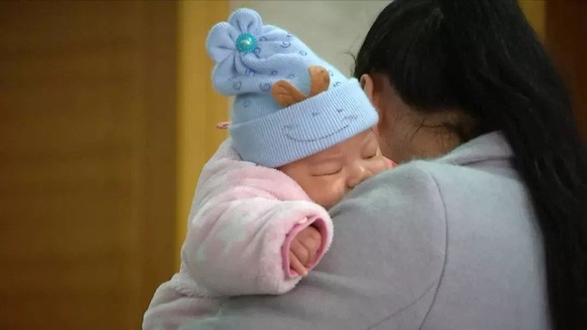 Sáng ra ngủ dậy thấy con 3 tháng tuổi đã chết, cha mẹ kinh hoàng khi biết được nguyên nhân thật sự đằng sau-2