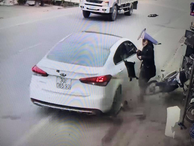 CLIP: Thêm một vụ ô tô lao như bay, người phụ nữ thoát chết nhờ xoay người trong tích tắc - Ảnh 2. CLIP: Thêm một vụ ô tô lao như bay, người phụ nữ thoát chết nhờ xoay người trong tích tắc-1
